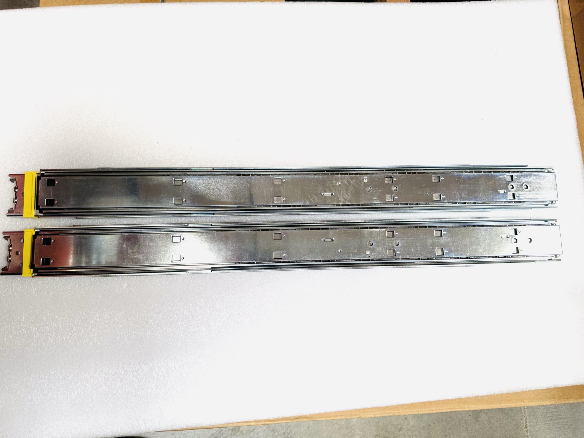 ASL-D58A26-438 · Heavy-duty 26 in tool-less 3-section ball-bearing rail, chassis to 438 mm